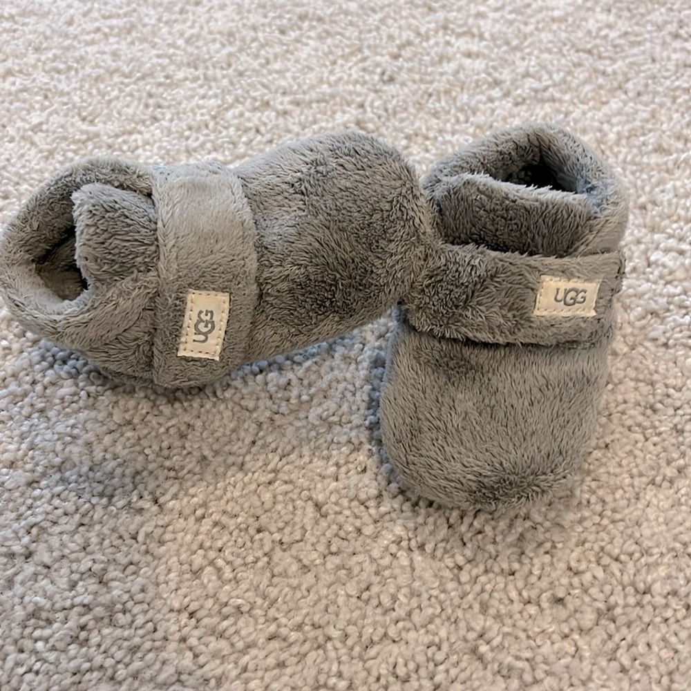 Baby UGGs excellent condition! US 4/5 gray in color.